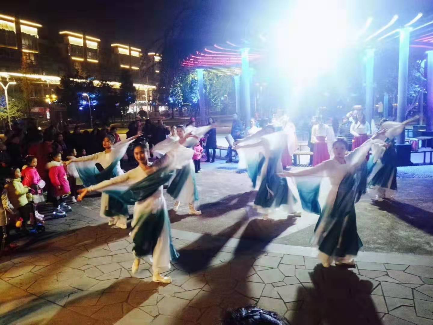 荣州刮来“中国风”，汉服快闪美出天际！